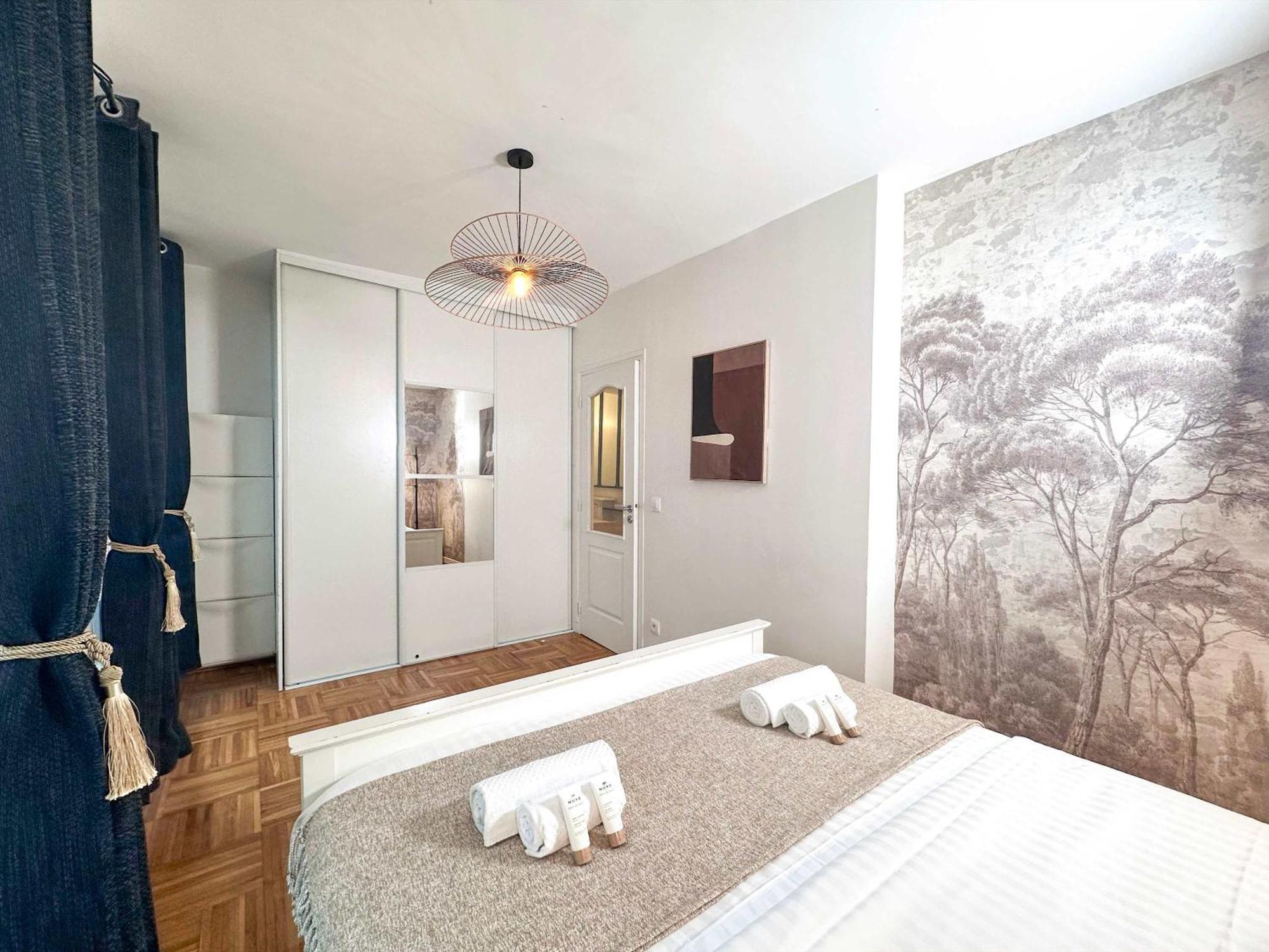 Modern & Spacious Near Le Marais * Parijs